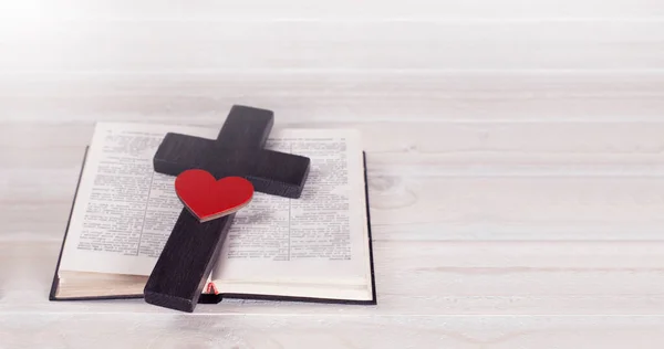 Cruza Biblia Aberta Bíblia Sagrada Coração Vermelho Uma Mesa Madeira — Fotografia de Stock