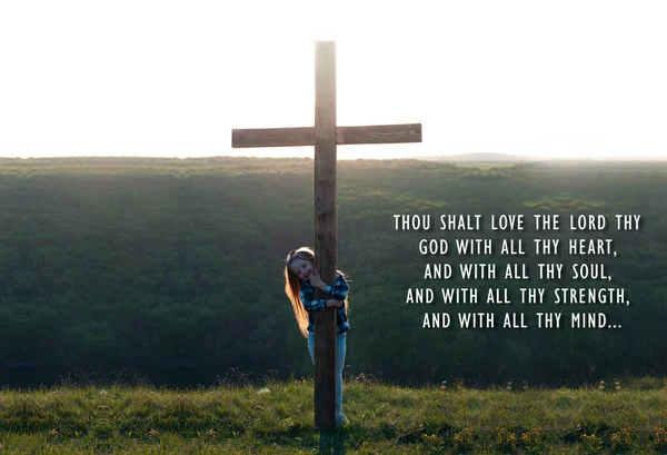 Geç. İsa 'nın tahta haçı. Çarmıha gerilme. Haçın yanındaki kız. Pişmanlık duası..