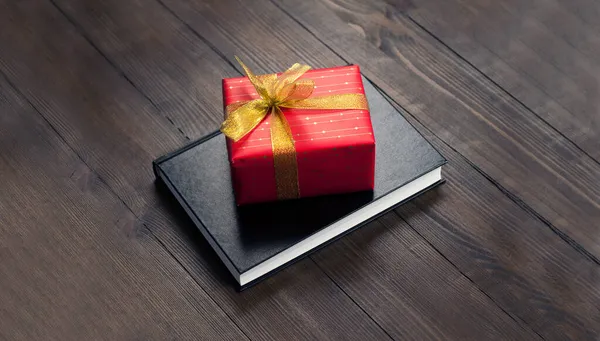 Bíblia Fechada Livro Presente Pacote Vermelho Com Arco Ouro Uma — Fotografia de Stock