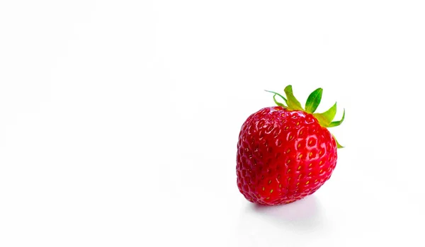 Rote Erdbeeren Auf Weißem Hintergrund Isoliert Sommerfrüchte — Stockfoto