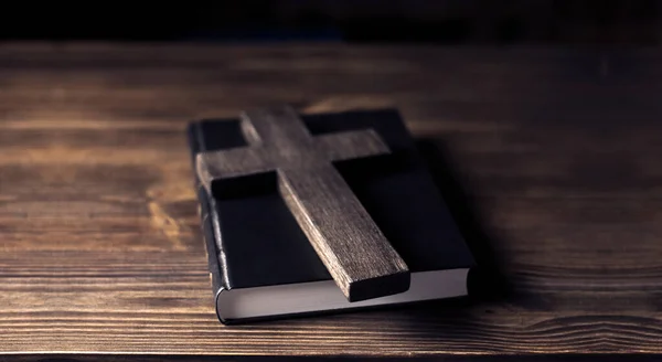 Holzkreuz Aus Nächster Nähe Kreuzigung Jesu Auf Einer Geschlossenen Bibel — Stockfoto