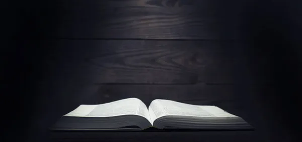 Открытая Библия Священная Книга Деревянном Столе Старая Книга — стоковое фото