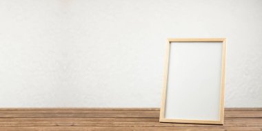 Ahşap bir masanın üzerindeki boş fotoğraf çerçevesi.
