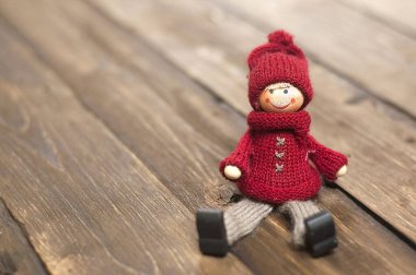 Örgü cüce bebek. Noel dekoru. Ahşap bir arka planda
