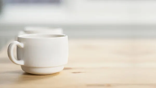木製のテーブルの上にコーヒーカップ 朝食の朝 — ストック写真