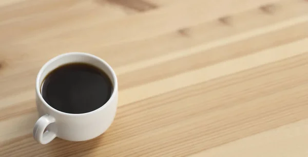 木製のテーブルの上にコーヒーカップ 朝食の朝 — ストック写真