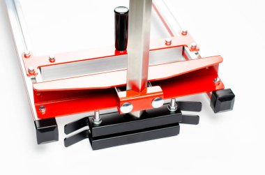 Elektrikli testere için bıçkıhane. Elektrikli testere kereste fabrikası. Elektrikli testereyle bağlanmış. Beyaz arkaplanda