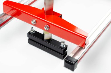 Elektrikli testere için bıçkıhane. Elektrikli testere kereste fabrikası. Elektrikli testereyle bağlanmış. Beyaz arkaplanda