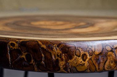 Masa. Tahta bir masanın parçası. Çatı katı mobilyası. Yüzeye çıkın. Dilimlenmiş tahta