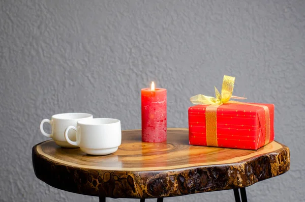 Een Geschenk Aanwezig Rode Verpakking Gouden Boog Kerstmis Nieuwjaar Brandt — Stockfoto