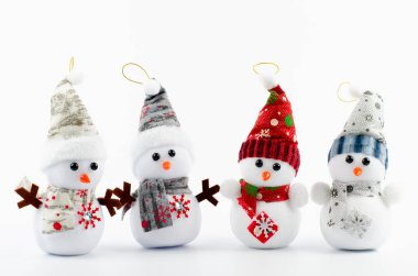 Kardan adam karda. Yeni yılın kutlu olsun. Kırmızı şapka. Beyaz arka planda. Bir sürü kardan adam. Noel süsleri. Noel Baba.