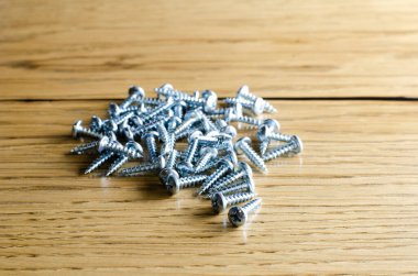 Siktir git. Kendini beceren vida. Tahta için kendi kendine dokunan vidalar. Ahşap bir arka planda.