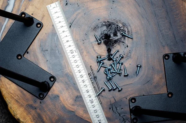 Rulet Kalem Atölyedeki Masada Vidalar Bir Ahşap Ustasının Elleri Metal — Stok fotoğraf