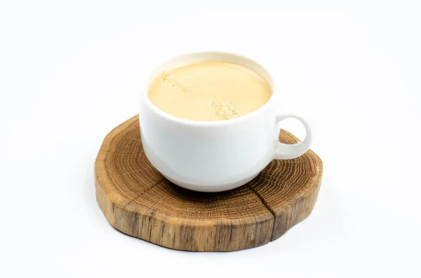 Een Kop Koffie Schuimige Koffie Witte Beker Witte Achtergrond — Stockfoto