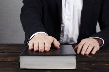 Yemin. İncil üzerine yemin ederim. Gömlekli adam elini İncil 'in kitabına koydu. Söz, yemin, sözleşme