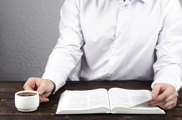 Aufgeschlagenes Bibelbuch Auf Einem Holztisch Hände Gebet Gebet Ein Mann — Stockfoto
