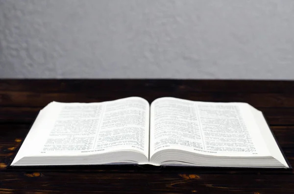 Nyitott Biblia Egy Asztalon Fényt Könyvből Asztali — Stock Fotó
