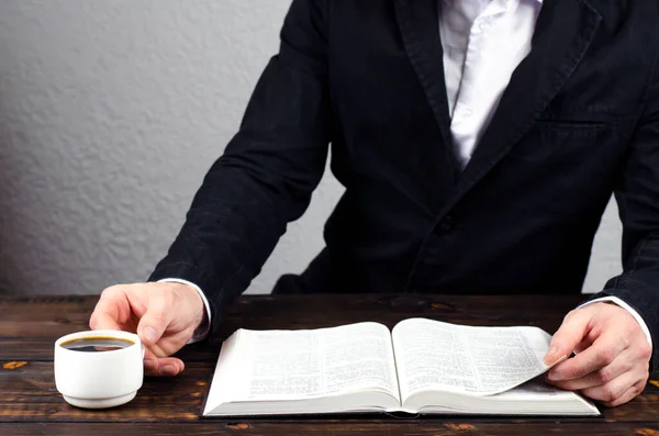Aufgeschlagenes Bibelbuch Auf Einem Holztisch Hände Gebet Gebet Ein Mann — Stockfoto