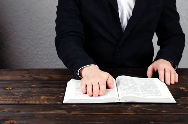 Aufgeschlagene Bibel Auf Einem Holztisch Hände Gebet Gebet Ein Mann — Stockfoto