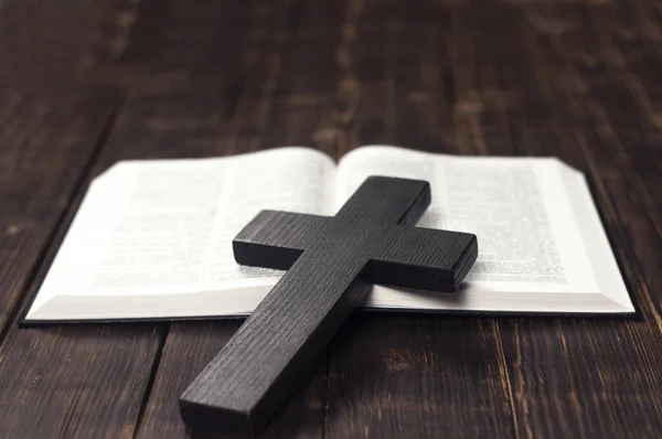 Open Bijbel Het Boek Ligt Tafel Kruis Kruisiging Het Boek — Stockfoto