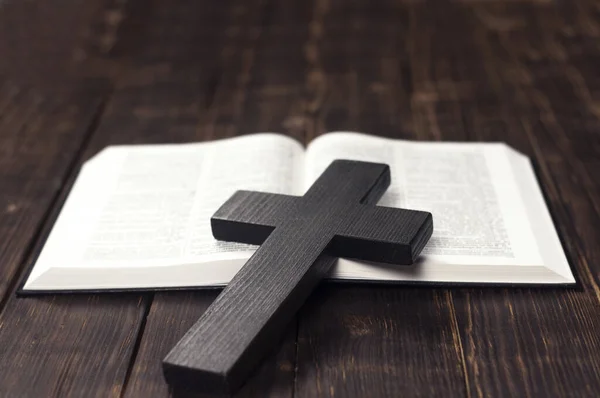 Bible Ouverte Livre Est Sur Table Cross Crucifixion Sur Livre — Photo