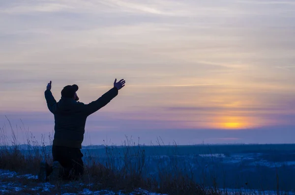 Prayer Repentance Silhouetted Men Background Blue Sky Sunset Kneeling Prayer — Fotografia de Stock