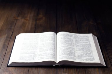 İncil. Açık kitap. Ahşap bir arka planda. Kutsal İncil.