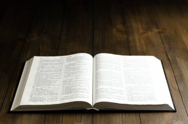 İncil. Açık kitap. Ahşap bir arka planda. Kutsal İncil.