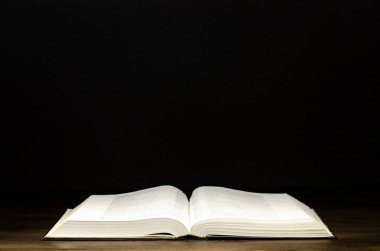 İncil. Açık kitap. Ahşap bir arka planda. Kutsal İncil.