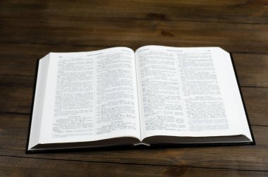 İncil. Açık kitap. Ahşap bir arka planda. Kutsal İncil.