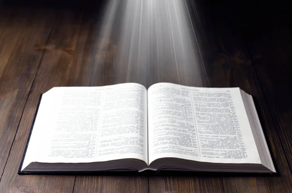 Bibbia Libretto Aperto Luce Libro Vecchio Libro Antico Magia Fiaba — Foto Stock
