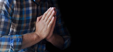 Dua eden eller. Karanlık bir arka planda dua eden eller. Merhamet