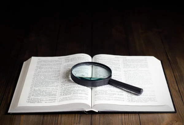 Biblia Abierta Sobre Mesa Santa Biblia Escritura Lupa — Foto de Stock