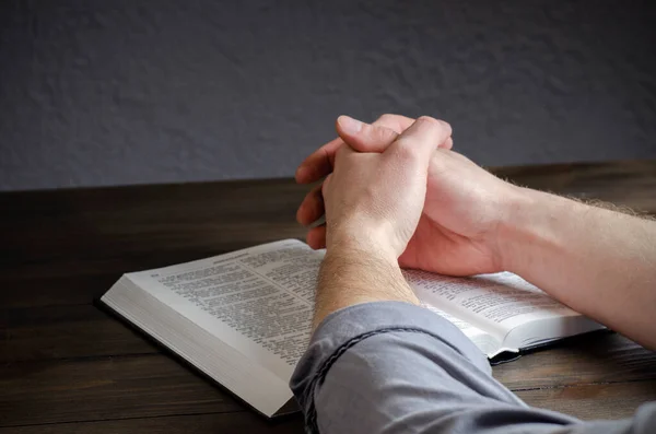Imádkozom Nyitott Biblia Kezek Összehajtva Imában Imádkozik Kezeket Asztalra — Stock Fotó