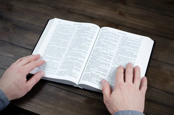 Gebed Open Bijbel Handen Gevouwen Gebed Man Aan Het Bidden — Stockfoto