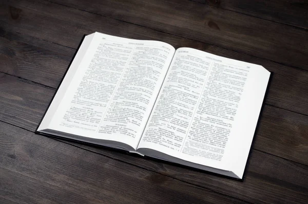 Βίβλος Ανοιχτή Αγία Γραφή Στο Τραπέζι Ξύλινο — Φωτογραφία Αρχείου