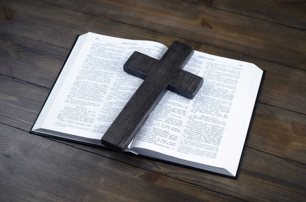 聖書を開いて 十字架 イエスの十字架刑 愛の概念 木のテーブルの上で — ストック写真