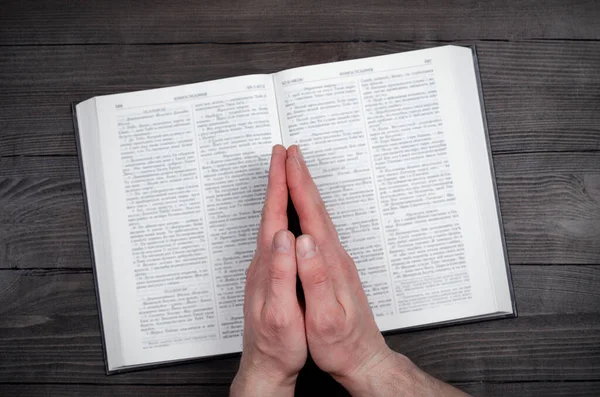 Oração Biblia Aberta Mãos Dobradas Oração Homem Está Rezar Mãos — Fotografia de Stock