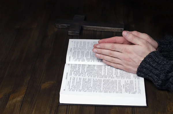 Oração Biblia Aberta Mãos Dobradas Oração Homem Está Rezar Mãos — Fotografia de Stock