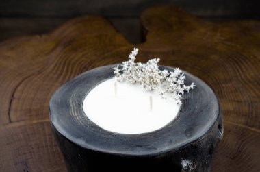 Mum. Ahşap şamdan, dekoratif. Mum yakın çekim. El yapımı.