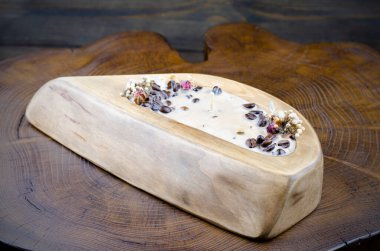 Mum. Ahşap şamdan, dekoratif. Mum yakın çekim. El yapımı.