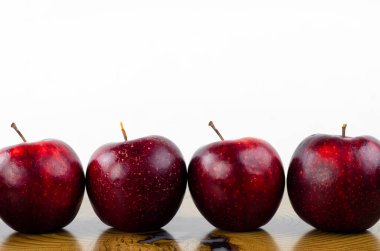 Elma, kırmızı, sulu. Elmalar masanın üzerine dizilmiştir. Meyve.