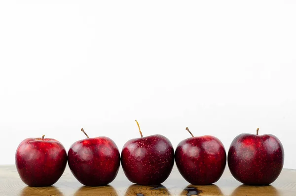 Maçã Vermelha Suculenta Maçãs Expõem Sucessivamente Mesa Frutas — Fotografia de Stock