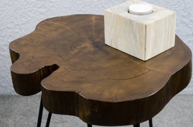 Tahta masa. Ahşap şamdan, çatı katı tarzı. Tasarımcı masası.