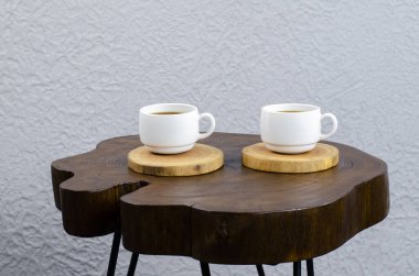 Kupa masanın üstünde. Kahve Çayı. Masaüstü, iş yeri. Kahvaltı, sabah.