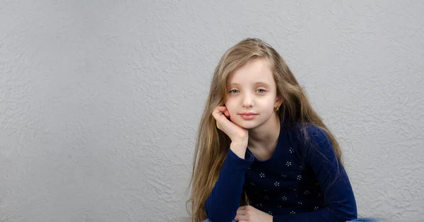 Avrupalı Kız Güzel Küçük Bir Kızın Portresi Saç — Stok fotoğraf