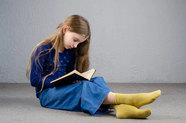 Dziewczynka Siedzi Podłodze Czytaj Książkę Europejska — Zdjęcie stockowe