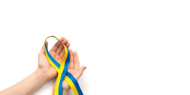 Ukrayna bayrağı. Ukrayna bayrağı ellerinde, çizgili. Mavi sarı.