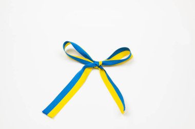 Ukrayna bayrağı. Ukrayna 'da savaş. Beyaz bir arkaplanda