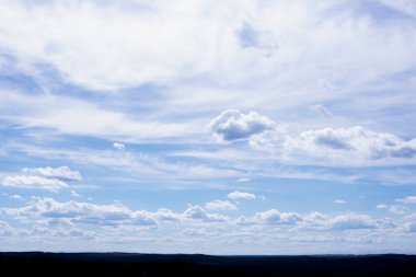 Gökyüzü bulutlu. Bulutlu mavi gökyüzü. Güneş ışığı ışınları. Temiz..